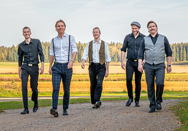 Komiat Kyläkaupan Kesätansseissa 17.7.2025